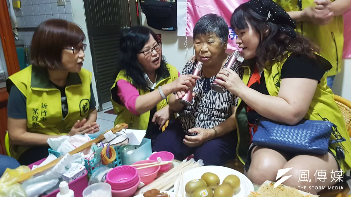 「新竹業餘歌唱協會」義工陪著獨居的劉奶奶享用美食、歡唱老歌,讓劉奶奶直呼好窩心!(圖/方詠騰攝)