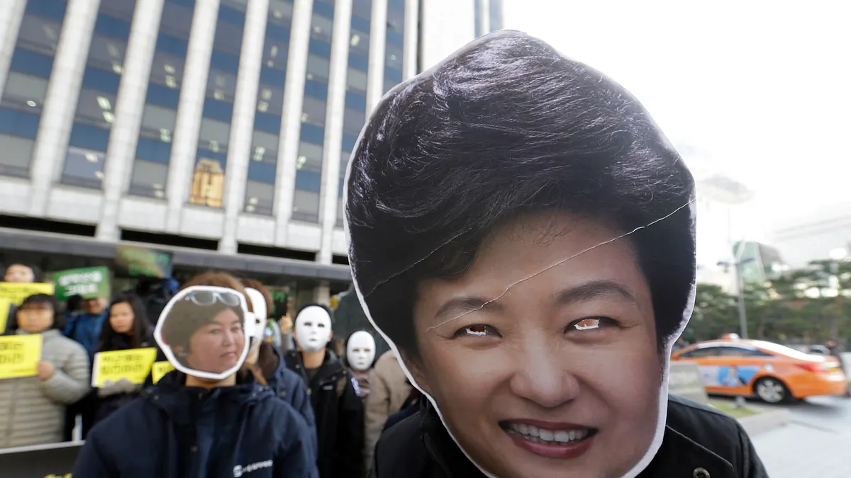 南韓總統朴槿惠爆發「親信門」醜聞,密友崔順實之女鄭尤拉受三星等財團大筆補助。(美聯社)