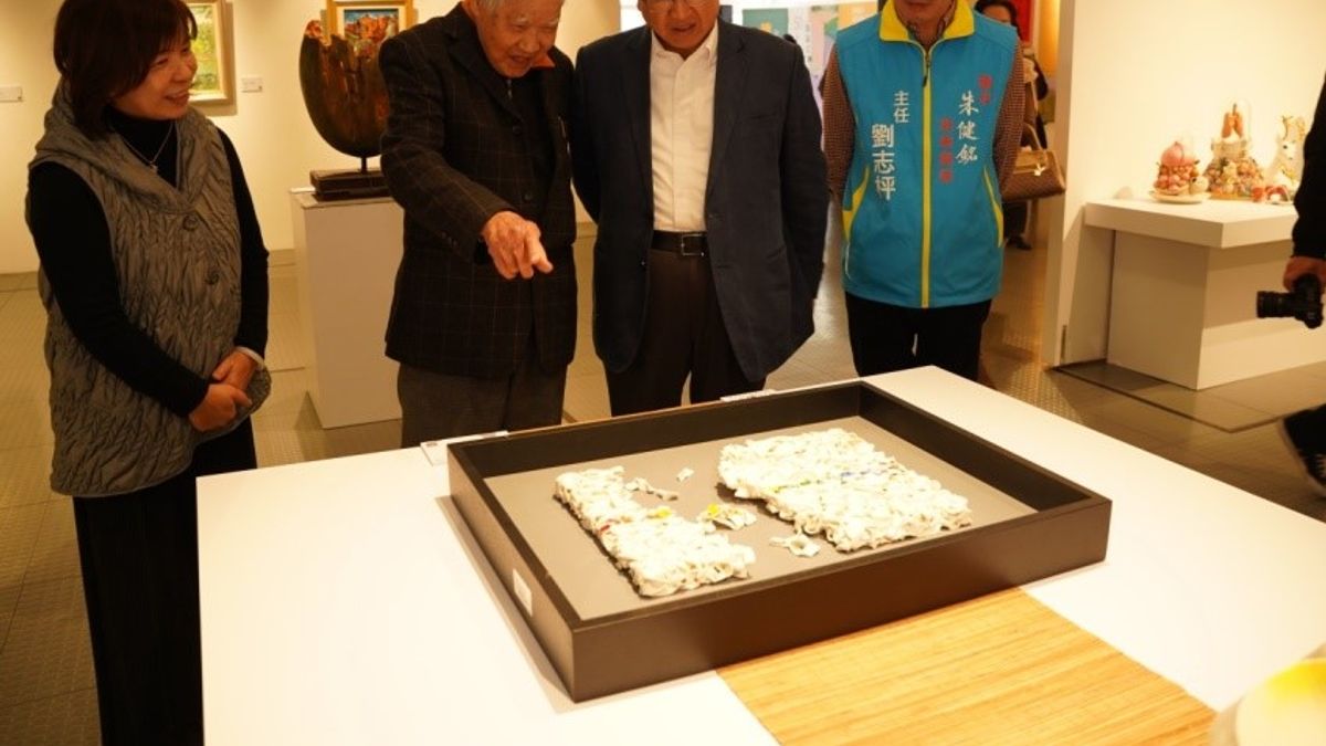 台灣現代陶藝之父邱煥堂向楊文科縣長介紹創作作品。(圖/新竹縣政府提供) 台灣現代陶藝之父邱煥堂向楊文科縣長介紹創作作品。(圖/新竹縣政府提供)