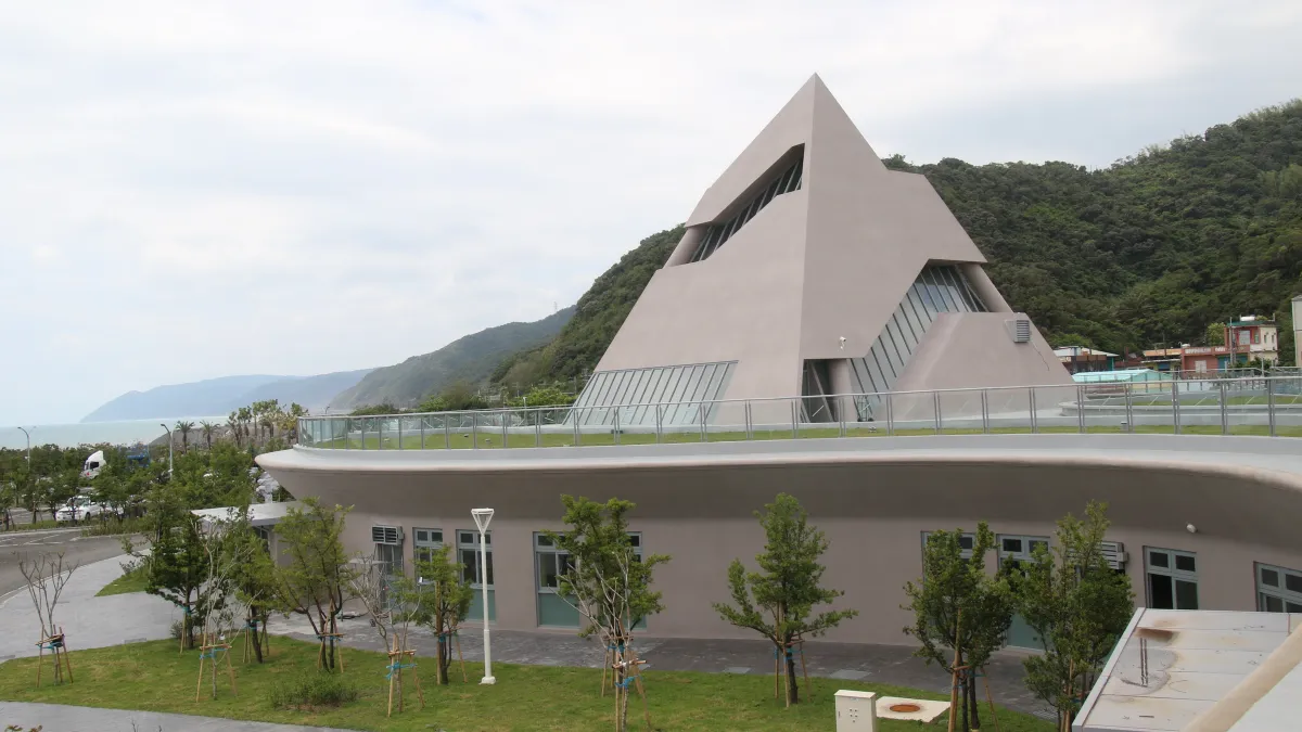 臺東縣政府投入3.1億元規劃興建的南迴驛工程部分完工,縣長饒慶鈴前往視察,期盼能帶動地方觀光與產業(圖/臺東縣政府建設處提供)