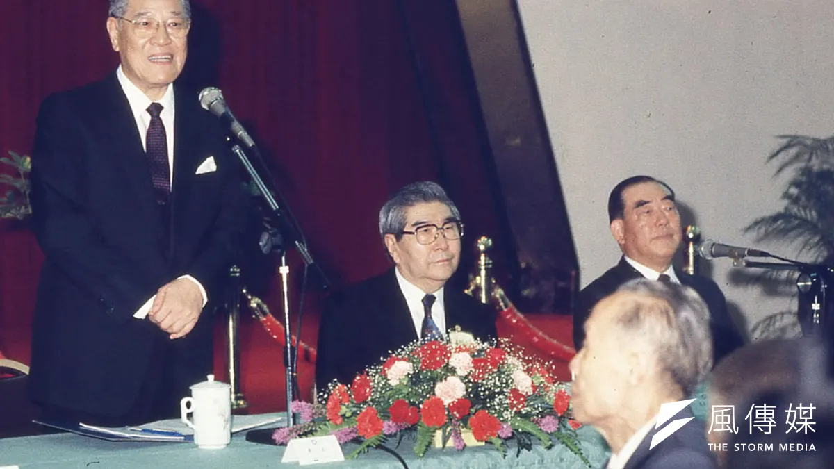 郝柏村(右)的宣誓效忠,是李登輝(左)在蔣經國死後能鞏固政權的主因。(新新聞資料照)