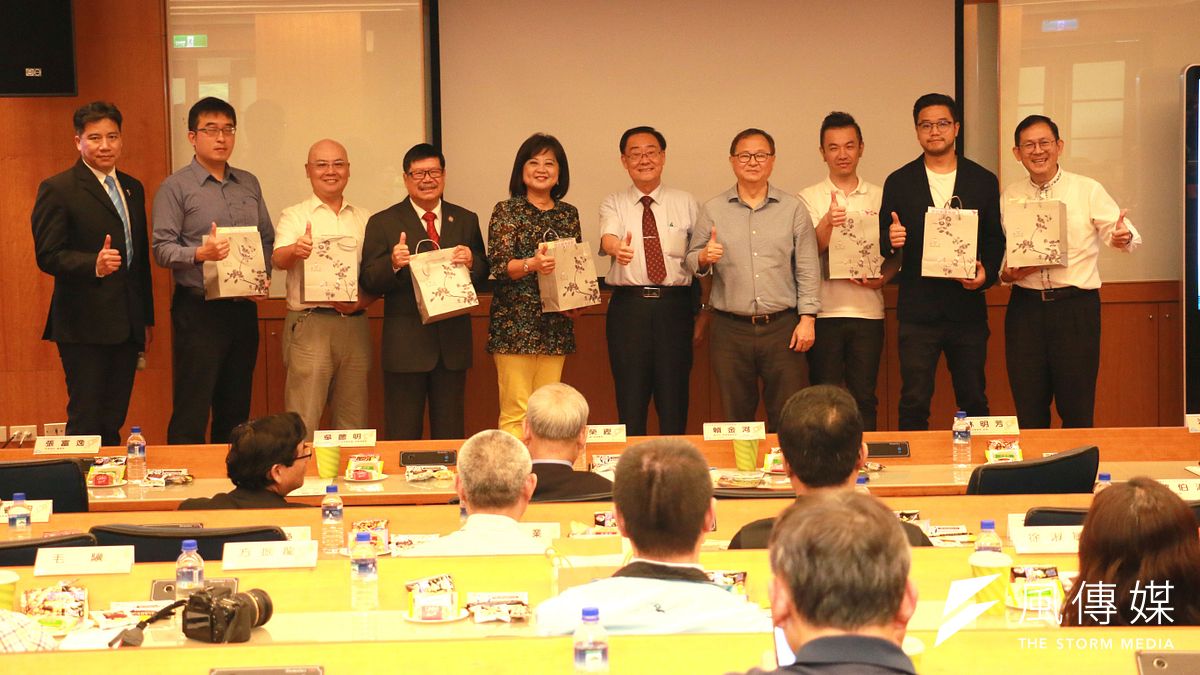 出席黎明技術學院主辦的 「客青創業設計行銷高峰論壇」貴賓合影。 (圖/李梅瑛攝) 出席黎明技術學院主辦的 「客青創業設計行銷高峰論壇」貴賓合影。 (圖/李梅瑛攝)