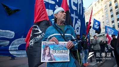 阿根廷再度爆發倒債危機,民眾上街力挺女總統費南德斯與討債的「禿鷹」門法。(美聯社)