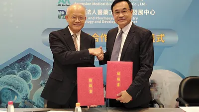 財團法人醫藥工業技術發展中心蘇慕寰董事長與陞醫生技公司謝儒生董事長簽訂合作協議。(圖/陞醫生技提供)