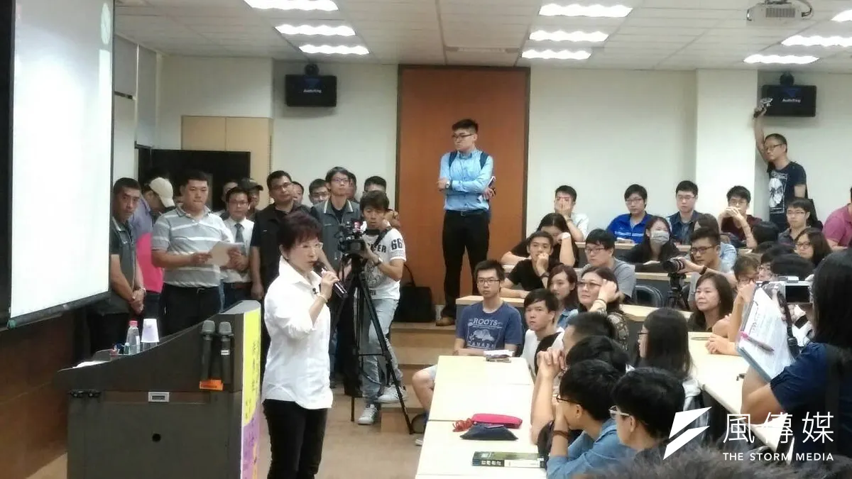 國民黨總統參選人洪秀柱今(24)日南下到彰化跑行程,一早就以立法院副院長身份前往大葉大學演講,不過,現場學生一開始並不熱絡。(周怡孜攝) 國民黨總統參選人洪秀柱今(24)日南下到彰化跑行程,一早就以立法院副院長身份前往大葉大學演講,不過,現場學生一開始並不熱絡。(周怡孜攝)