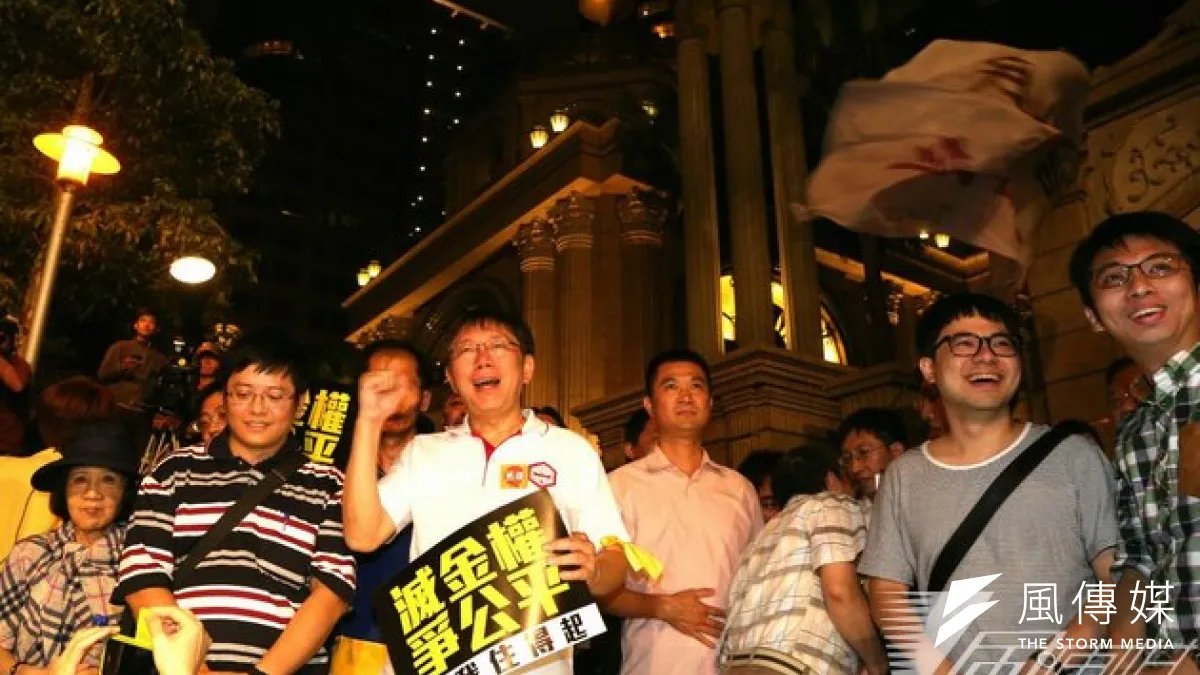 台北市長參選人柯文哲4日現身巢運活動,表達支持。(余志偉攝)