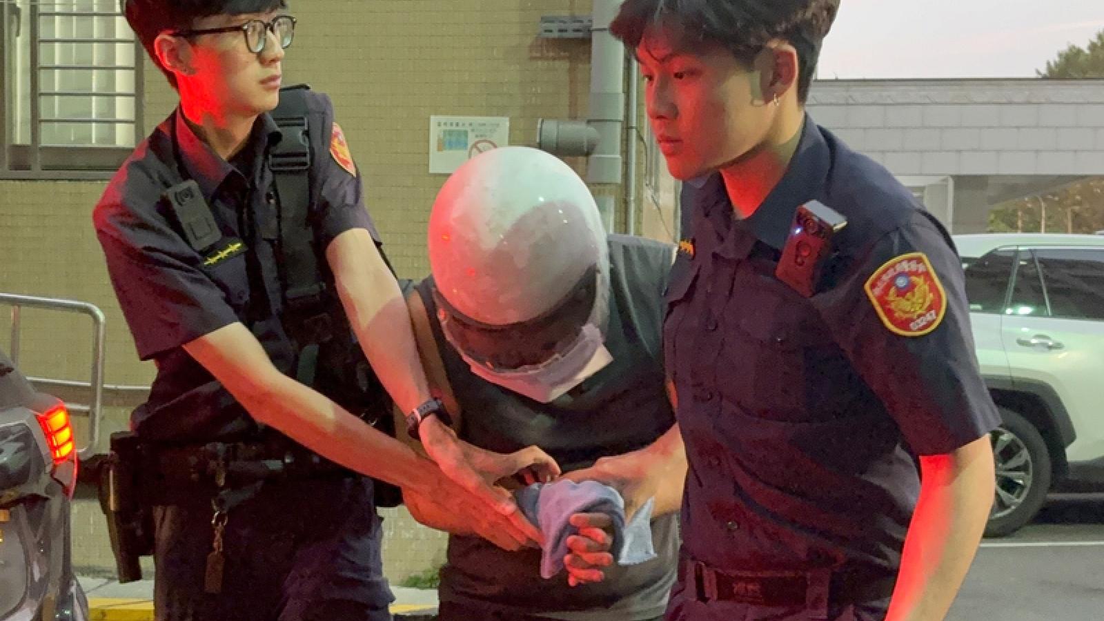 抓到人了!新北女童被逼掛「畜生」紙板遊街 警方當場逮捕惡父、檢聲押禁見