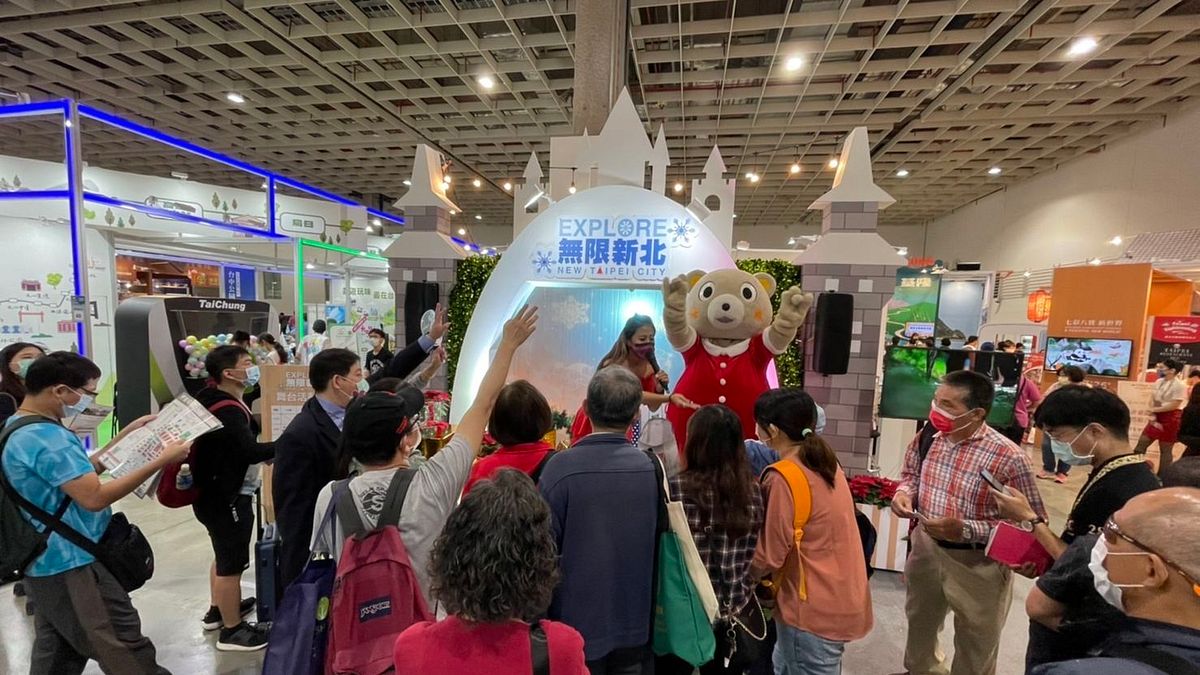 擁有大批粉絲的吉祥物「小客」現身旅展現場,即吸引大小朋友爭相合照。(圖/新北市觀旅局提供) 擁有大批粉絲的吉祥物「小客」現身旅展現場,即吸引大小朋友爭相合照。(圖/新北市觀旅局提供)