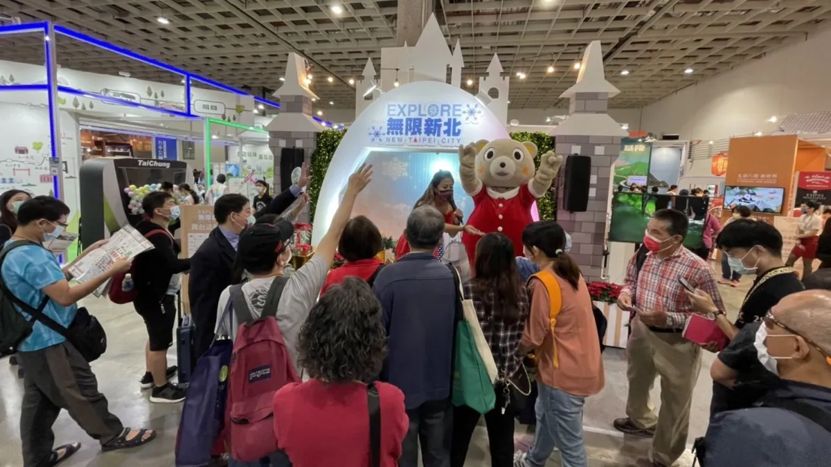 擁有大批粉絲的吉祥物「小客」現身旅展現場,即吸引大小朋友爭相合照。(圖/新北市觀旅局提供)