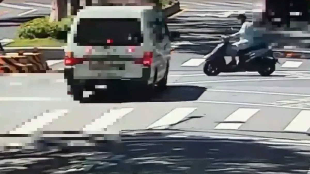 根據警方與消防通報,車禍發生在1日下午2時12分,救護車當時載送腦溢血病患轉院途中,於北市松山區三民路152號前與黃男所騎機車發生碰撞,黃男遭撞後卡在救護車底盤,雖緊急送醫仍於下午3時13分傷重不治。(圖/民眾提供) 根據警方與消防通報,車禍發生在1日下午2時12分,救護車當時載送腦溢血病患轉院途中,於北市松山區三民路152號前與黃男所騎機車發生碰撞,黃男遭撞後卡在救護車底盤,雖緊急送醫仍於下午3時13分傷重不治。(圖/民眾提供)