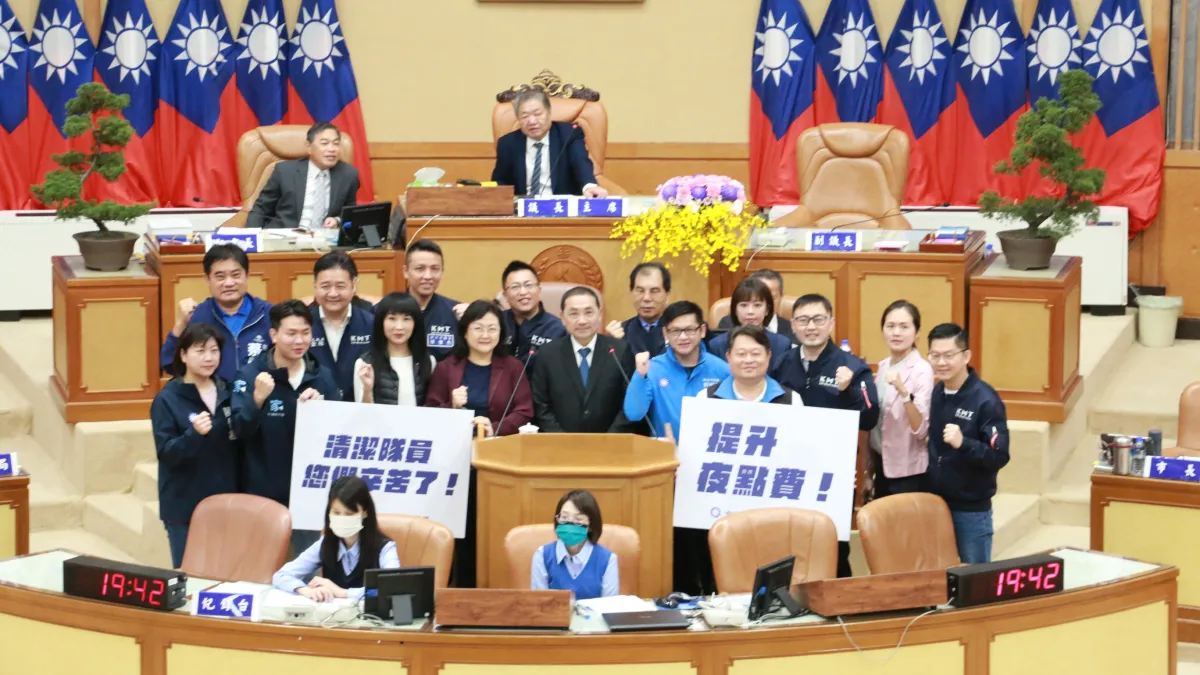 新北市長侯友宜回應多位議員共同為清潔隊員爭取提升夜點費時,宣布自113年起,清潔隊員夜點費調升為120元。(圖/李梅瑛攝)