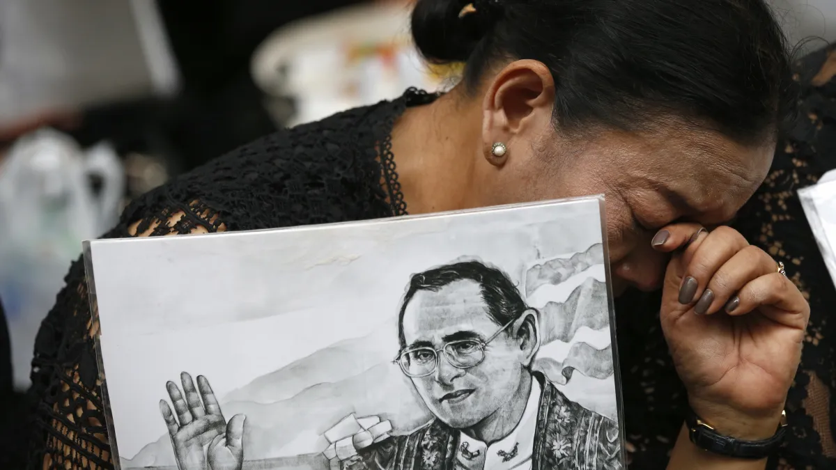 泰國先王蒲美蓬離世1周年,遺體將在26日火化,泰國民眾相當感傷(AP)