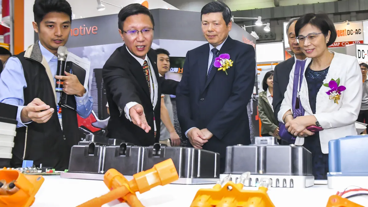 2018年汽機車零配件五聯展 開幕典禮嘉賓參觀展場。(圖/外貿協會提供)