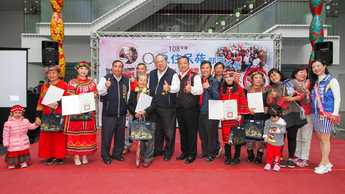 台中市部落大學舉行結業典禮,最高齡畢業生90歲的楊李茶花阿嬤,修習噶瑪蘭香蕉絲工藝,展現活到老學到老精神。(圖/台中市政府提供) 台中市部落大學舉行結業典禮,最高齡畢業生90歲的楊李茶花阿嬤,修習噶瑪蘭香蕉絲工藝,展現活到老學到老精神。(圖/台中市政府提供)