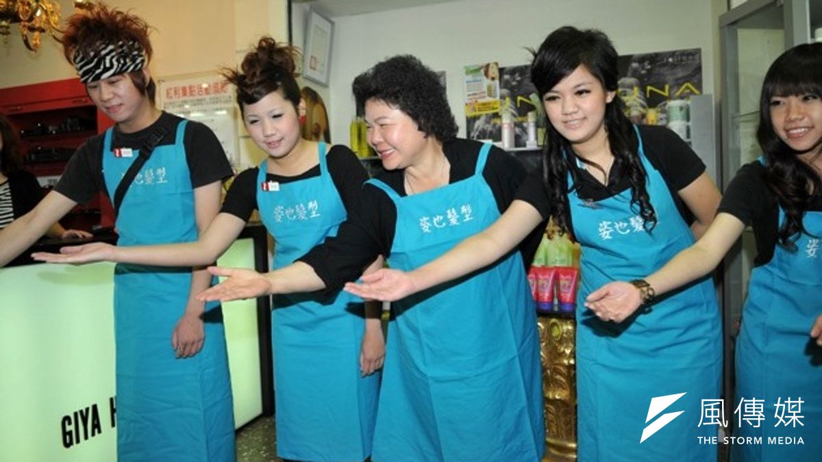 有企業反應建教生權益保障法規定太嚴,造成企業僱用建教生不便,教育部表示暫時不考慮修法,但會研議提供獎勵措施給業者。圖為高雄市長陳菊98年度訪視建教合作班美容科。(取自高雄市政府新聞局網站) 有企業反應建教生權益保障法規定太嚴,造成企業僱用建教生不便,教育部表示暫時不考慮修法,但會研議提供獎勵措施給業者。圖為高雄市長陳菊98年度訪視建教合作班美容科。(取自高雄市政府新聞局網站)