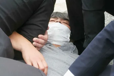 2022年7月8日,槍殺日本前首相安倍晉三的山上徹也在犯案後遭到警方壓制。(美聯社)