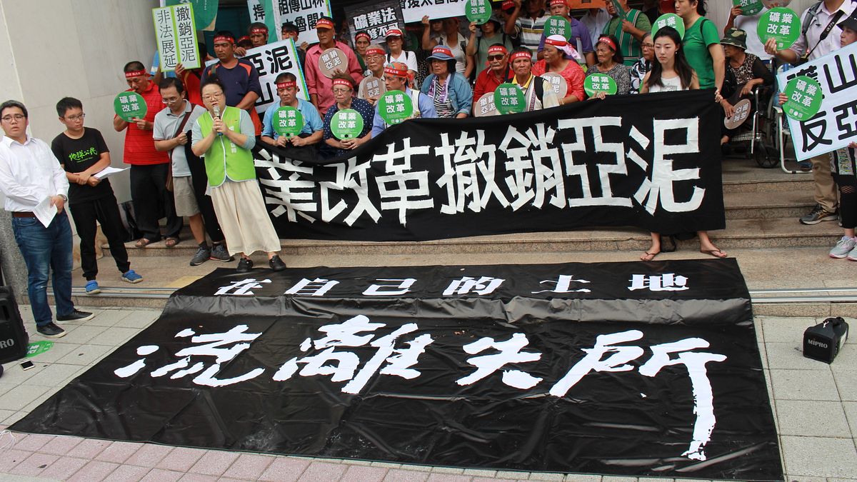 環保團體先前針對花蓮太魯閣亞泥礦權展限案抗議聲浪不斷。(資料照,方炳超攝) 環保團體先前針對花蓮太魯閣亞泥礦權展限案抗議聲浪不斷。(資料照,方炳超攝)