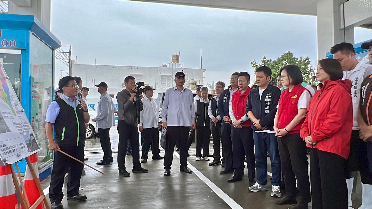 蔡英文總統由周春米縣長陪同南下滿州鄉勘災。(圖/屏東縣政府傳播暨國際事務處提供) 蔡英文總統由周春米縣長陪同南下滿州鄉勘災。(圖/屏東縣政府傳播暨國際事務處提供)