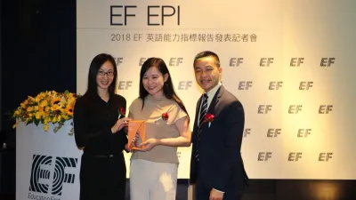 台南市英語力大躍進,特此頒發「最佳進步獎」,EF台灣區總經理楊愛麟(左一)、台南市二官辦田玲瑚副主任(中)以及EF學習實驗室研究總監暨陳彥銘(右一)