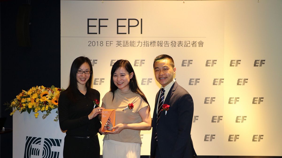 台南市英語力大躍進,特此頒發「最佳進步獎」,EF台灣區總經理楊愛麟(左一)、台南市二官辦田玲瑚副主任(中)以及EF學習實驗室研究總監暨陳彥銘(右一) 台南市英語力大躍進,特此頒發「最佳進步獎」,EF台灣區總經理楊愛麟(左一)、台南市二官辦田玲瑚副主任(中)以及EF學習實驗室研究總監暨陳彥銘(右一)