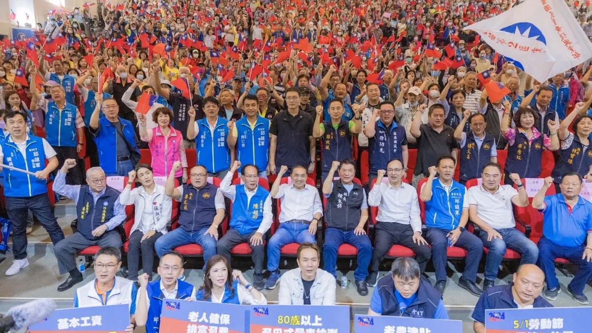 國民黨總統參選人侯友宜昨(17)日下午參加苗栗縣團結誓師大會,現場聚集超過一千名鄉親,高呼凍蒜,表達對侯友宜的堅定支持。(圖/侯友宜競選辦公室提供)