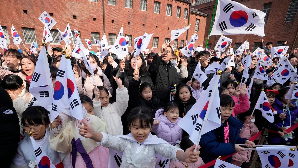 2025年3月1日,南韓民眾在首爾舉行的三一獨立運動紀念日典禮上為國家歡呼,此次活動紀念1919年反對日本統治的平民起義。(美聯社) 2025年3月1日,南韓民眾在首爾舉行的三一獨立運動紀念日典禮上為國家歡呼,此次活動紀念1919年反對日本統治的平民起義。(美聯社)