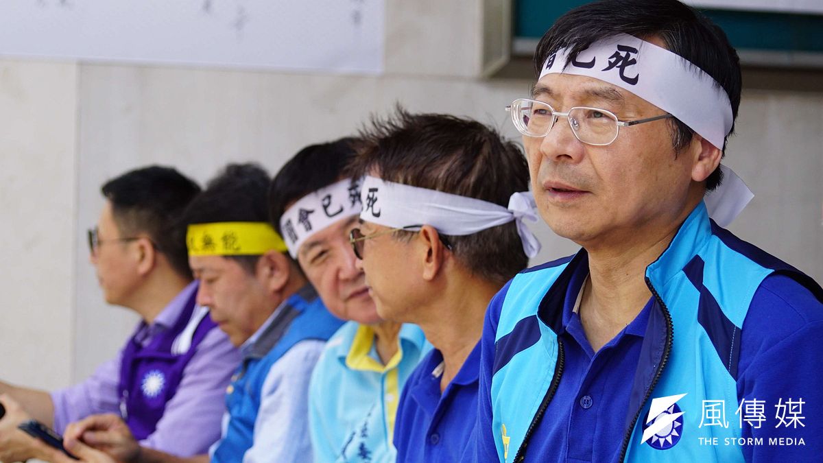 國民黨立委賴士葆建議,國民黨應趁《公投法》與罷免門檻降低之際,帶領群眾走上街頭,爭取更多的民意支持,才會讓民進黨不敢為所欲為。圖為國民黨立委賴士葆、費鴻泰、曾銘宗去年8月於立法院外絕食抗議。(資料照,盧逸峰攝) 國民黨立委賴士葆建議,國民黨應趁《公投法》與罷免門檻降低之際,帶領群眾走上街頭,爭取更多的民意支持,才會讓民進黨不敢為所欲為。圖為國民黨立委賴士葆、費鴻泰、曾銘宗去年8月於立法院外絕食抗議。(資料照,盧逸峰攝)