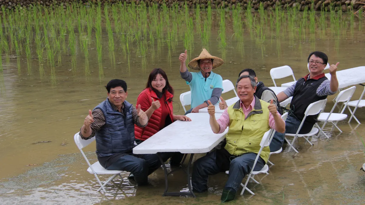 農委會水土保持局30日於南投埔里一新社區發表52條農村小旅行路線,圖為稻田餐桌,得親身體會農民栽稻的感覺。(農委會提供)