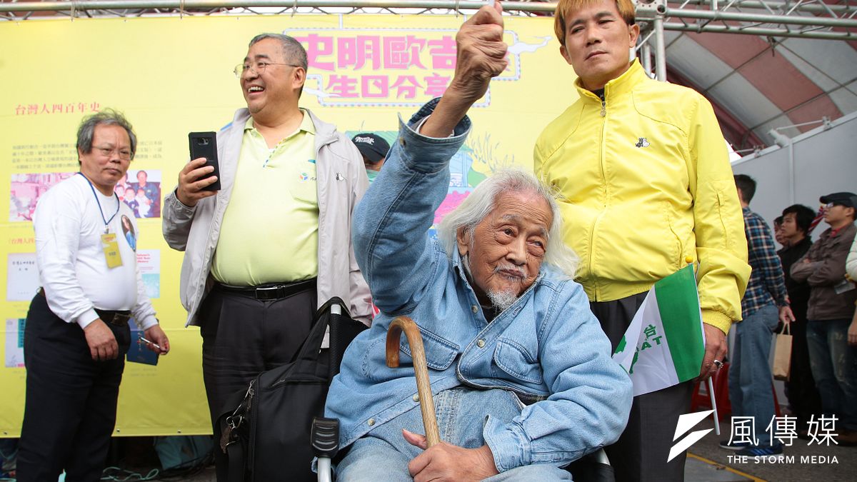 台灣獨立之父史明將滿100歲,民間團體於5日下午於凱道舉辦盛大慶生會。史明表示,自己一生的願望就是看見台灣人能有自己的國家,期望台灣人能與全世界平起平坐,並且盡身為人類的義務。(顏麟宇攝) 台灣獨立之父史明將滿100歲,民間團體於5日下午於凱道舉辦盛大慶生會。史明表示,自己一生的願望就是看見台灣人能有自己的國家,期望台灣人能與全世界平起平坐,並且盡身為人類的義務。(顏麟宇攝)