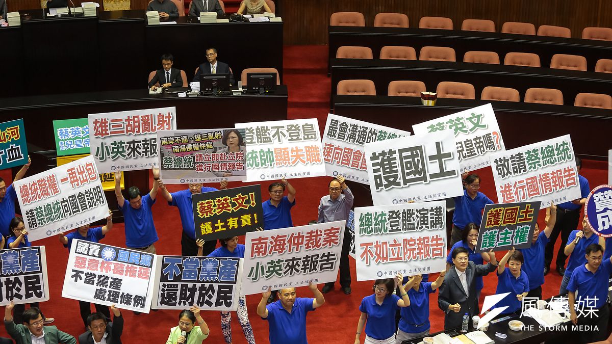 國民黨15日於院會挑燈夜戰至晚間12時,癱瘓原訂議程。(顏麟宇攝) 國民黨15日於院會挑燈夜戰至晚間12時,癱瘓原訂議程。(顏麟宇攝)