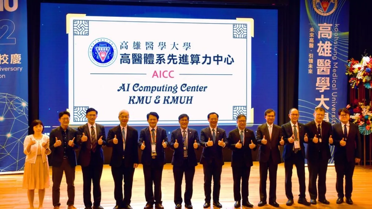高雄醫學大學舉辦第2屆高雄生醫國際研討會,衛福部長石崇良(右6)等人出席與會。(資料照,高醫大提供)