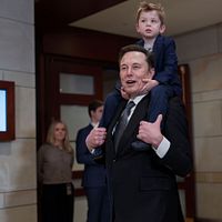 テスラCEOマスクが息子と共に議事堂を訪問。(AP通信) テスラCEOマスクが息子と共に議事堂を訪問。(AP通信)