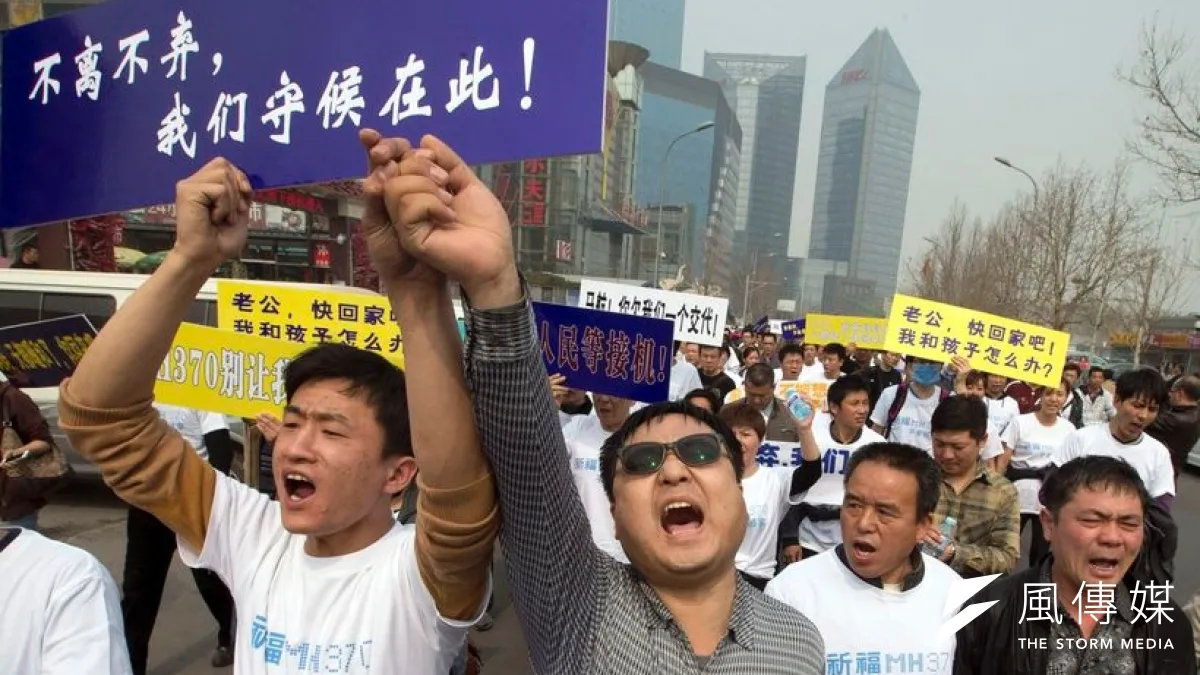 馬航失聯事件發生至今,吉隆坡當局處置失當,甚至引發乘客家屬抗議,如今謎團未解,但中國籍乘客家屬已經準備啟動索賠訴訟。(美聯社)