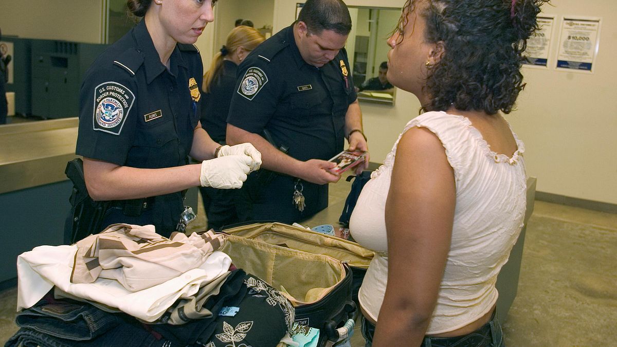 美國海關及邊境保護局官員對訪客進行盤查。(示意圖;圖截自CBP官網) 美國海關及邊境保護局官員對訪客進行盤查。(示意圖;圖截自CBP官網)