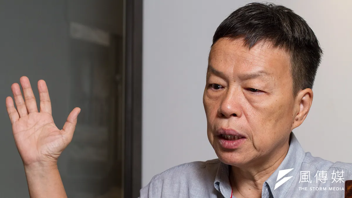 《你那邊怎樣,我這邊OK》由導演王小棣領頭成立的「拙八郎」團隊,在今年推出的首部作品。談及這部由台灣、新加坡聯手打造作品,王小棣接受《風傳媒》專訪時表示,合作時,第一個就是意識到雙方有很大的不同。(蔡親傑攝)