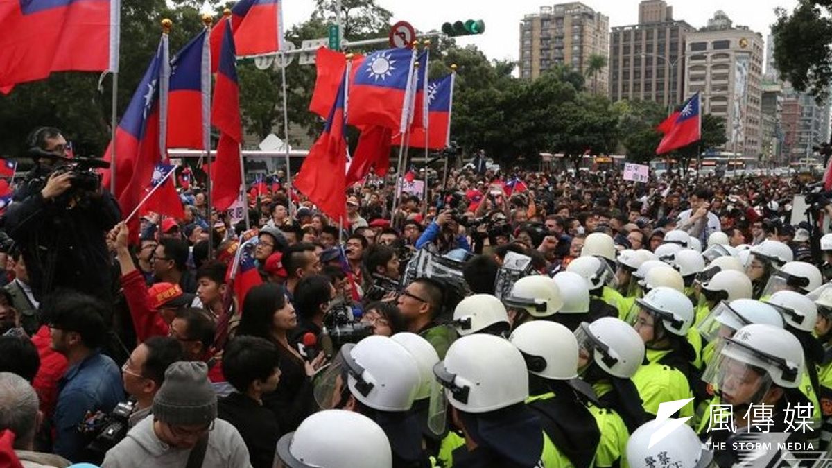 白狼號召支持者4月1日要從反服貿學生手中奪回立法院,警方出動隔離雙方。(余志偉攝) 白狼號召支持者4月1日要從反服貿學生手中奪回立法院,警方出動隔離雙方。(余志偉攝)