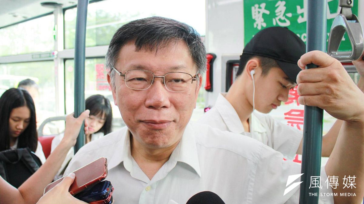 柯文哲19日上午搭公車上班時,媒體又詢問柯文哲交通月票相關議題,柯文哲表示,這要有SOP與明確的計算公式,應該請姚文智公布明確計算公式、到底要怎麼做。 (方炳超攝) 柯文哲19日上午搭公車上班時,媒體又詢問柯文哲交通月票相關議題,柯文哲表示,這要有SOP與明確的計算公式,應該請姚文智公布明確計算公式、到底要怎麼做。 (方炳超攝)