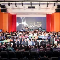 第23屆育秀盃創意獎決賽暨頒獎典禮精彩落幕,貴賓與獲獎團隊齊聚合影,共同見證青年創新成果綻放。 第23屆育秀盃創意獎決賽暨頒獎典禮精彩落幕,貴賓與獲獎團隊齊聚合影,共同見證青年創新成果綻放。