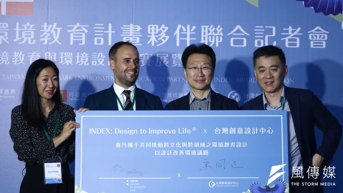 臺丹環境教育計畫夥伴聯合記者會,丹麥商務辦事處處長倪安升(Nicholas Enersen)及環保署綜計處處長劉宗勇一起舉行記者會。(陳品佑攝)
