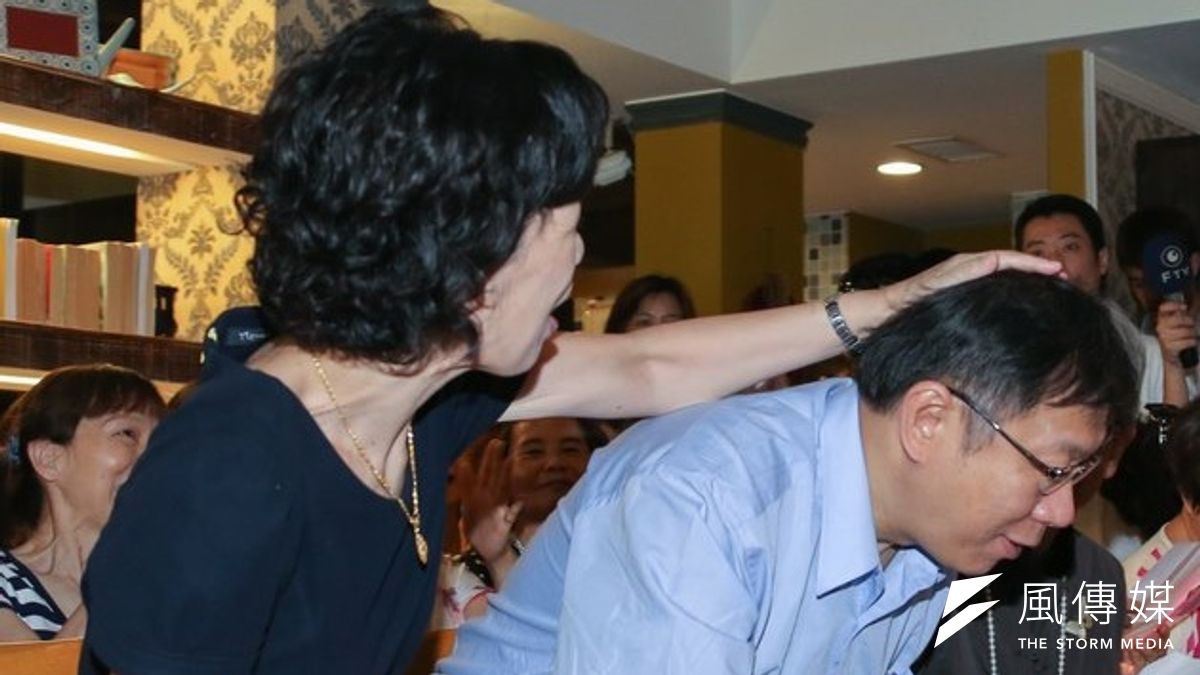 台北市長候選人柯文哲日前要求妻子陳佩琪撤紅酒文臉書,夫妻兩人一度談得太開心。(資料照片,余志偉攝) 台北市長候選人柯文哲日前要求妻子陳佩琪撤紅酒文臉書,夫妻兩人一度談得太開心。(資料照片,余志偉攝)