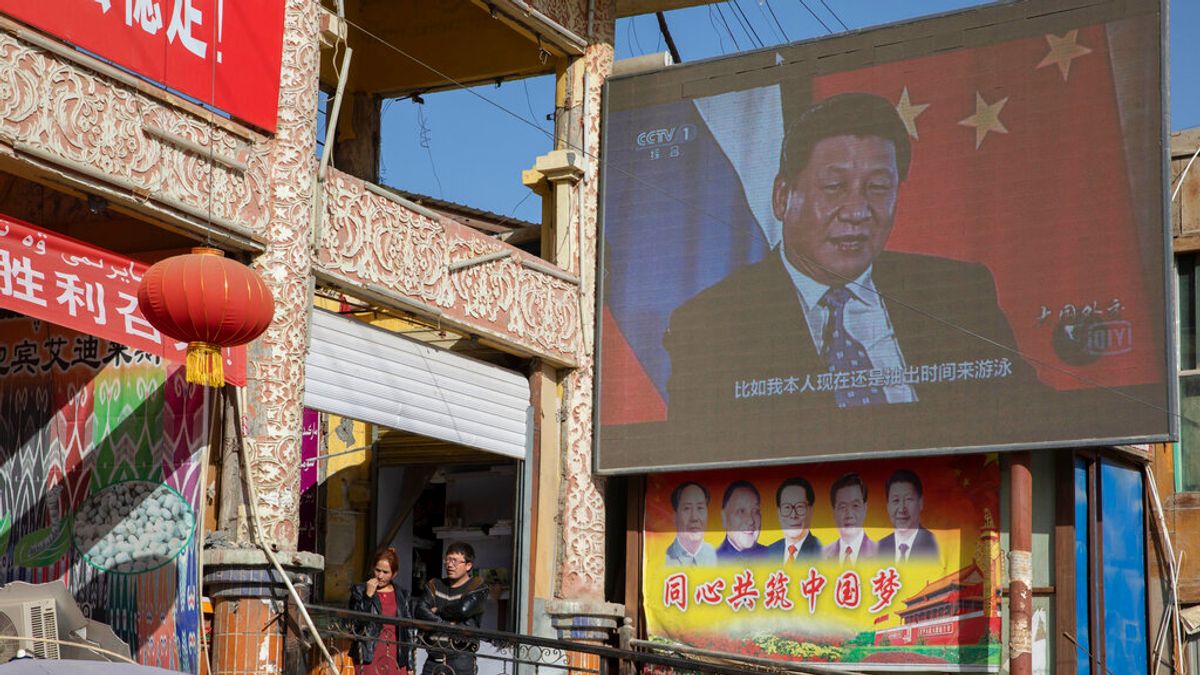 新疆和田街頭大螢幕上的中國國家主席習近平。(美聯社) 新疆和田街頭大螢幕上的中國國家主席習近平。(美聯社)