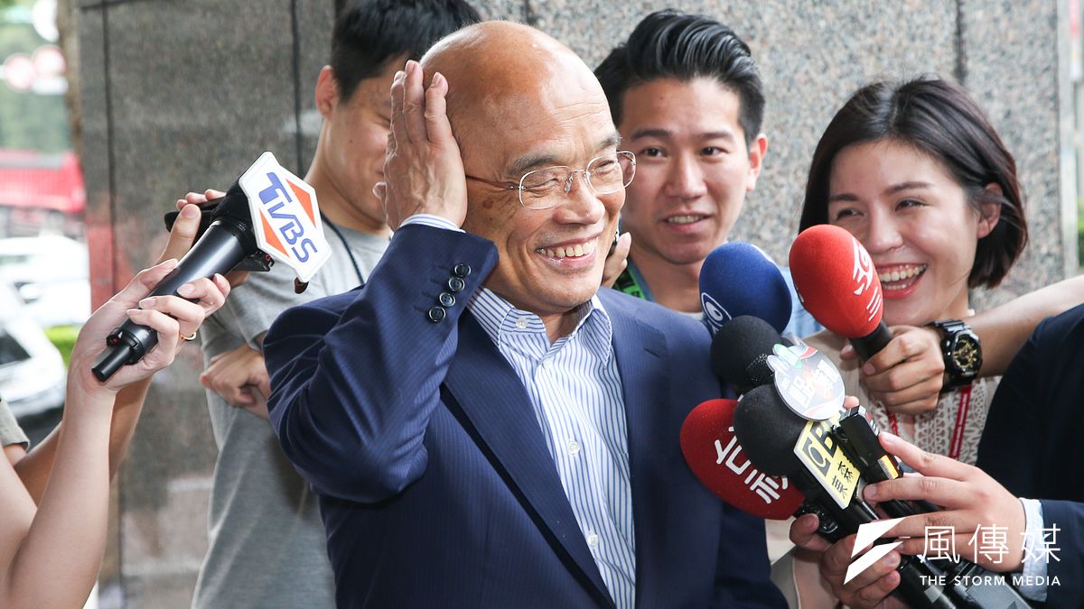 20180501-角逐新北市長的前院長蘇貞昌和同黨立委聚廳後受訪,訪前他幽默的先梳頭 。(陳明仁攝) 20180501-角逐新北市長的前院長蘇貞昌和同黨立委聚廳後受訪,訪前他幽默的先梳頭 。(陳明仁攝)