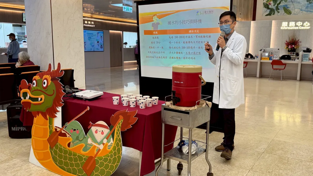 藍士凱醫師表示多補充水份,避免發生脫水、中暑、熱衰竭。(圖/臺北醫院提供)