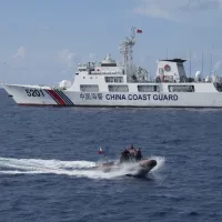 中国海軍の戦力が増強され、台湾海峡や南シナ海をめぐる競争リスクが高まる中、日本とフィリピンは新たな海上の行動空間と戦略的縦深を模索している。写真は2023年、海上で接近する中国とフィリピンの海警船。(写真/AP通信提供) 中国海軍の戦力が増強され、台湾海峡や南シナ海をめぐる競争リスクが高まる中、日本とフィリピンは新たな海上の行動空間と戦略的縦深を模索している。写真は2023年、海上で接近する中国とフィリピンの海警船。(写真/AP通信提供)