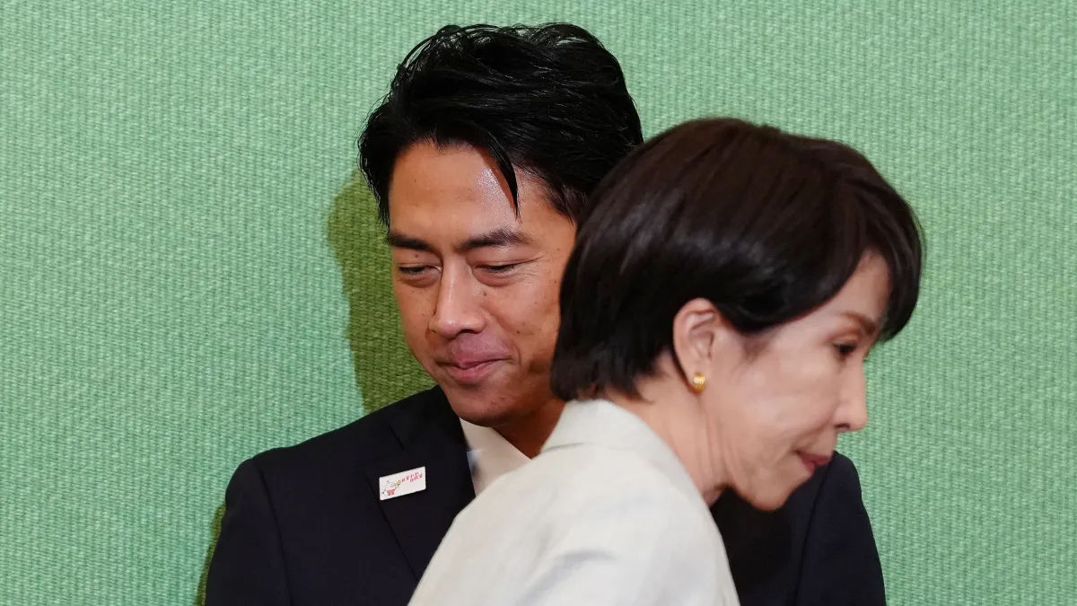 日本自民黨總裁選舉投票在即,選戰聚焦高市早苗(右)、小泉進次郎(左)間的競爭。(資料照,美聯社)