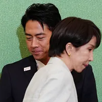 日本自民党総裁選が間もなく実施される中、高市早苗氏(右)と小泉進次郎氏(左)の間の競争に焦点が当たっている。(写真/AP通信提供) 日本自民党総裁選が間もなく実施される中、高市早苗氏(右)と小泉進次郎氏(左)の間の競争に焦点が当たっている。(写真/AP通信提供)