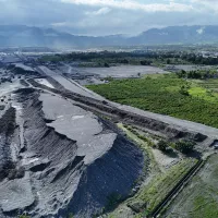 馬太鞍渓の越流後、大量の土砂が農地に堆積し、光復郷の農家は再耕作の見通しが立たない厳しい状況に置かれている。(方儉撮影) 馬太鞍渓の越流後、大量の土砂が農地に堆積し、光復郷の農家は再耕作の見通しが立たない厳しい状況に置かれている。(方儉撮影)