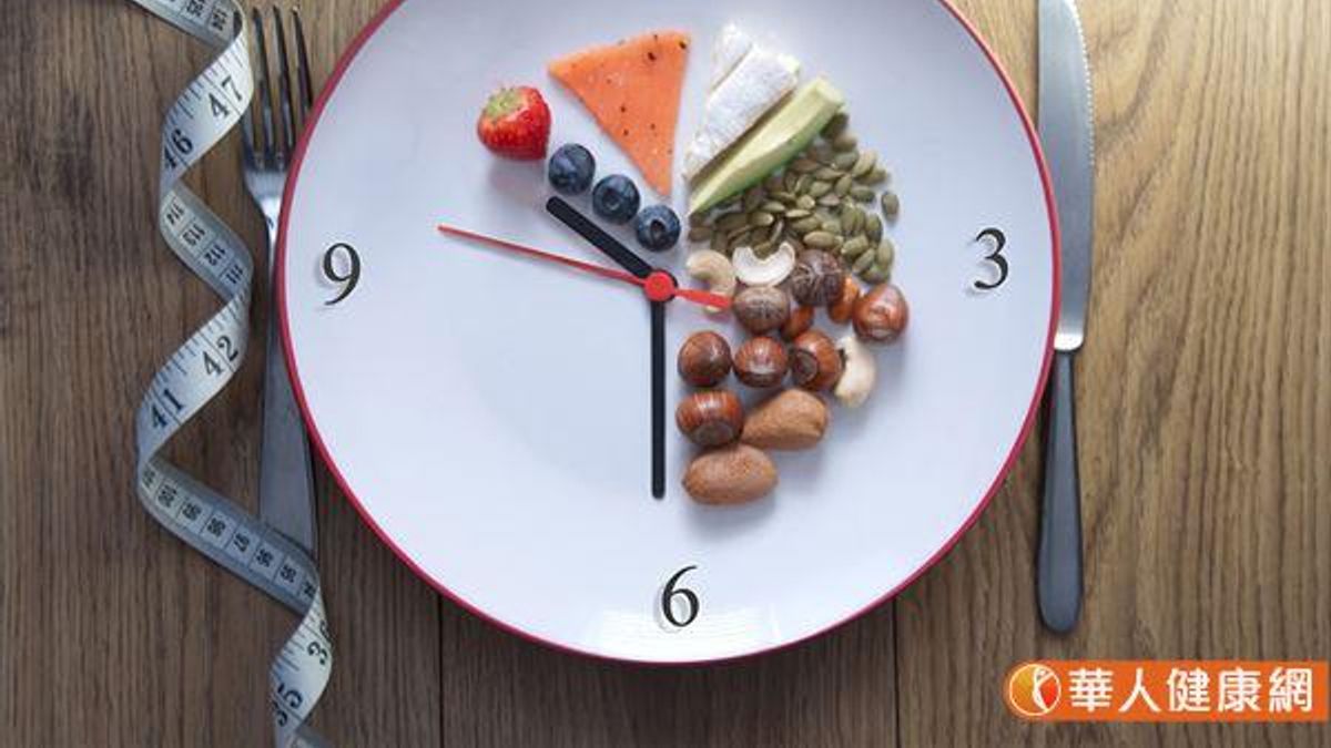 168間歇性斷食減肥法也稱為16:8斷食減肥法,是指每天進食的時間集中在8小時完成,其他的16小時就是採取禁食。(圖/華人健康網) 168間歇性斷食減肥法也稱為16:8斷食減肥法,是指每天進食的時間集中在8小時完成,其他的16小時就是採取禁食。(圖/華人健康網)