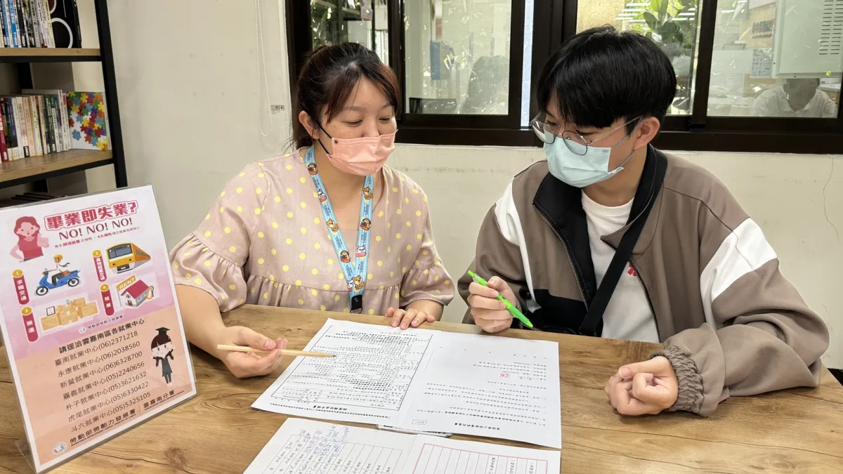 小豪經勞發署雲嘉南分署就業中心媒合跨縣市就業,申請勞動部「跨域就業津貼」,提供每月房租6成或是交通補助,最長可補助1年。(圖/勞動力發展署雲嘉南分署提供)