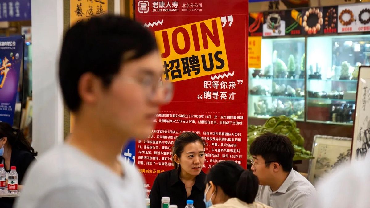 2023年6月,一名求職者在北京的職業博覽會上與徵才人員交談。(美聯社) 2023年6月,一名求職者在北京的職業博覽會上與徵才人員交談。(美聯社)